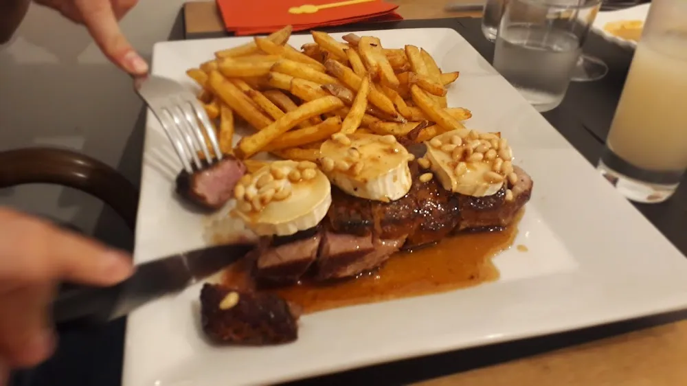 Magret de Canard Et Chèvre Chaud Avec Pignons